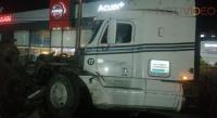 Tráiler fuera de control arrolla varios vehículos y motociclistas