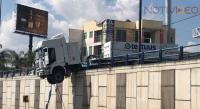 Tráiler queda colgado en el puente de salida a Quiroga