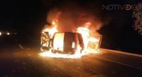 Normalistas secuestran e incendian carros en la carretera Morelia - Pátzcuaro