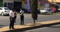 Taxista muere a bordo de su unidad y choca  contra carros estacionados