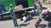 Mujer resulta lesionada al chocar contra su motocicleta contra un camión 