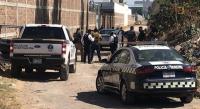 Policías localizan un vehículo abandonado con impactos de bala. 