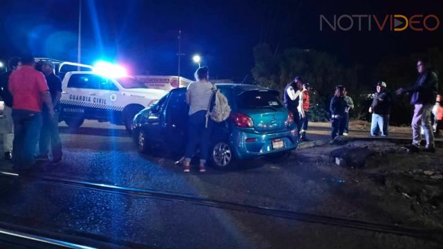 Auto es embestido por el tren en Morelia; mujer queda herida 
