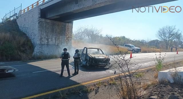 Normalistas egresados queman vehículo en la Morelia-Pátzcuaro 