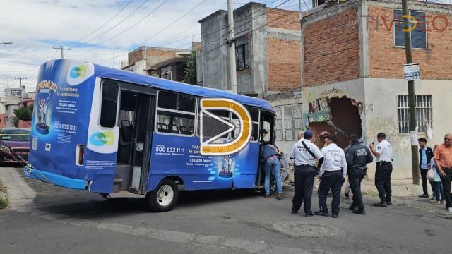 Microbús choca contra taxi y casa en la colonia Leandro Valle; hay 3 heridos 
