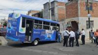 Microbús choca contra taxi y casa en la colonia Leandro Valle; hay 3 heridos 