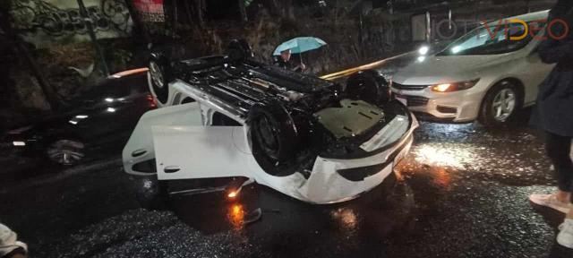 Vuelca auto frente Casa Michoacán, en Morelia 