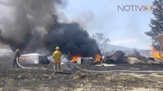 Bomberos apagan incendio de pastizal y de una recicladora, en 2 puntos de Morelia