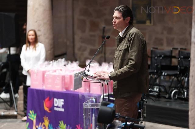 DIF Morelia entrega 83 prótesis mamarias, sillas de ruedas y aparatos auditivos y funcionales