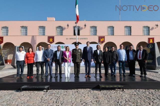 Asiste Alfonso Martínez a nombramiento de nuevo Comandante de XXI Zona Militar