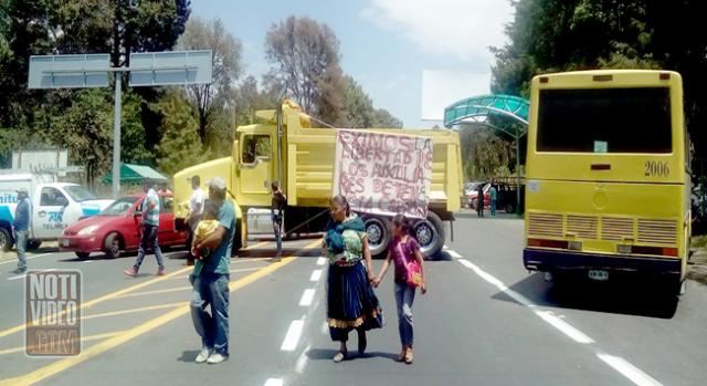 Carretera Uruapan-Carapan bloqueada por habitantes de Capacuaro