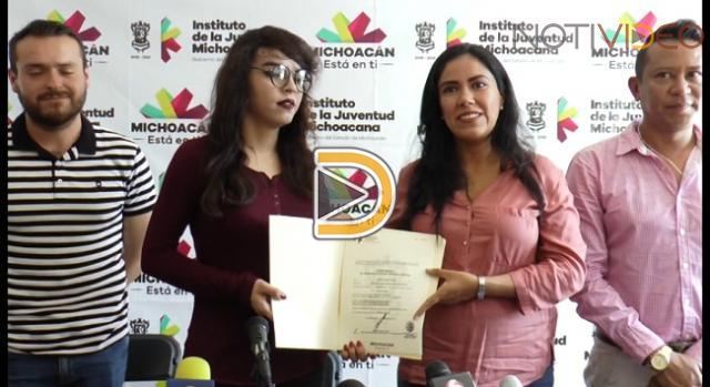 Primera transgénero en recibir carta de servicio social en Michoacán