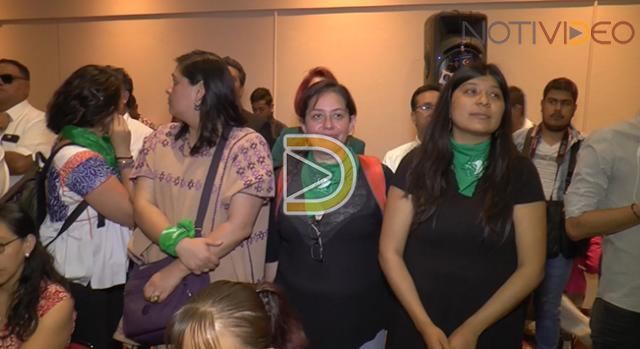 Mujeres alzan la voz por la defensa de sus derechos durante entrega de Premio Eréndira