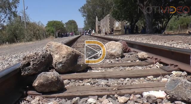 Normalistas de Tiripetío bloquean vías del tren