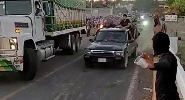 Encapuchados vuelcan patrulla y rompen cristales de la policía Michoacán en Buenavista