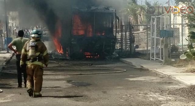 Se incendia un autobús en calles de un fraccionamiento