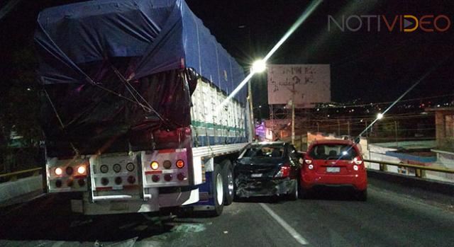 Camión embiste seis carros en el Libramiento norte 