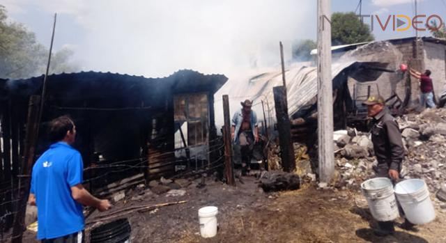 Se queman dos casas de madera y cartón