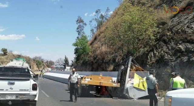 Vuelca tráiler con estructura de concreto