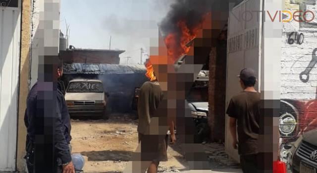 Incendio en un taller mecánico consume varios vehículos