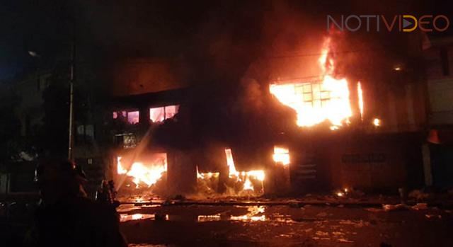 Incendio de tres locales de una ferretería deja miles de pesos en pérdidas 