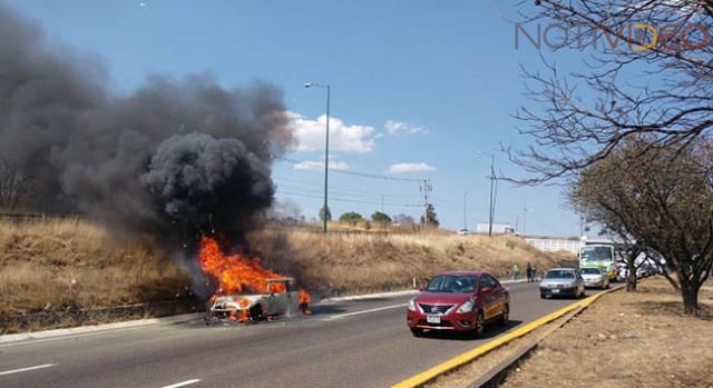 Auto deportivo de incendia en la carretera a Salamanca