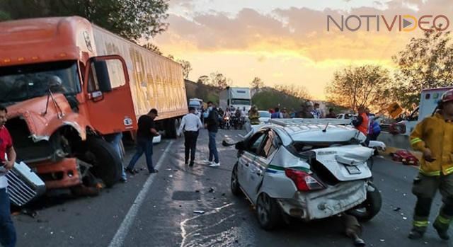 Tráiler embiste un taxi en la carretera Morelia - Pátzcuaro