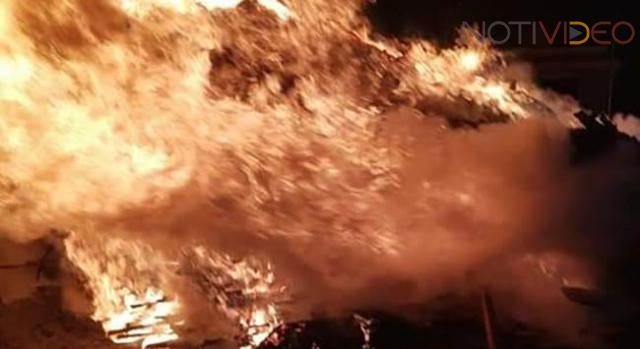 Se incendia un aserradero la madrugada de este martes. 