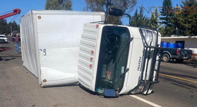 Camión de carga vuelca en la carretera Morelia - Quiroga
