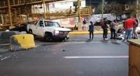 Camioneta choca contra el muro de contención en la avenida Madero Poniente.