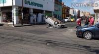 Vuelca un carro en la colonia Félix Ireta