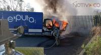 Normalistas incendian un camión repartidor afuera de la ENEF