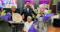 Alicia, Esther y Jovita, artesanas de Charo, reciben el Reconocimiento a la Mujer Charense