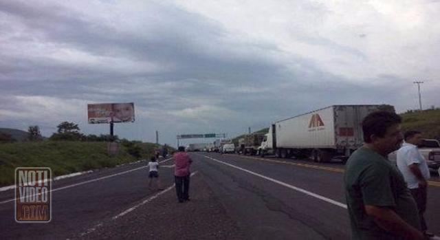 Por cuarto día consecutivo, se reanudan bloqueos carreteros en Michoacán
