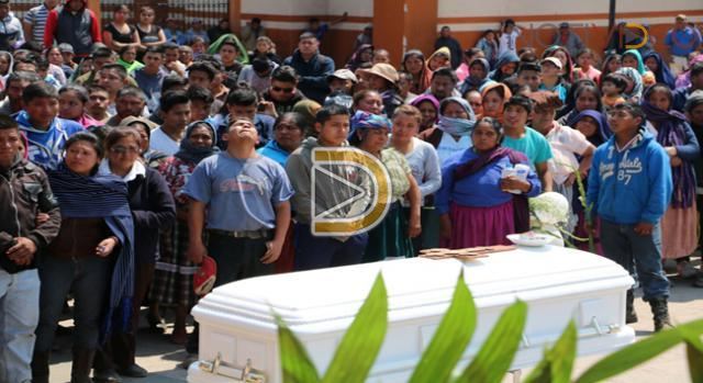 Arantepacua sepulta a sus tres muertos
