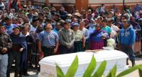 Arantepacua sepulta a sus tres muertos