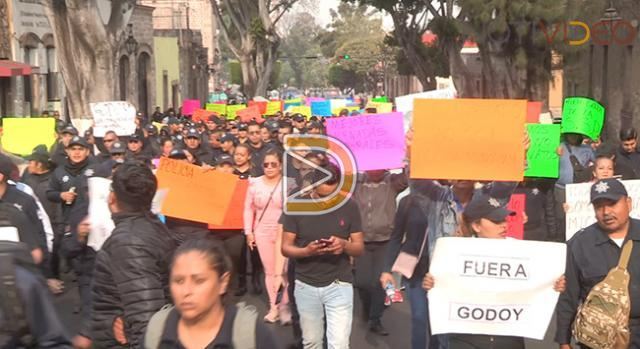 Policías se manifiestan en 5 municipios michoacanos
