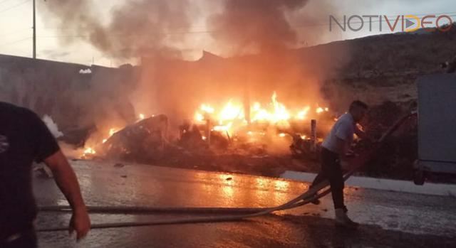 Tráiler y camioneta chocan y se incendian 