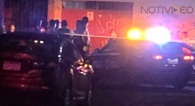 Acribillan a tiros a un sujeto en su carro