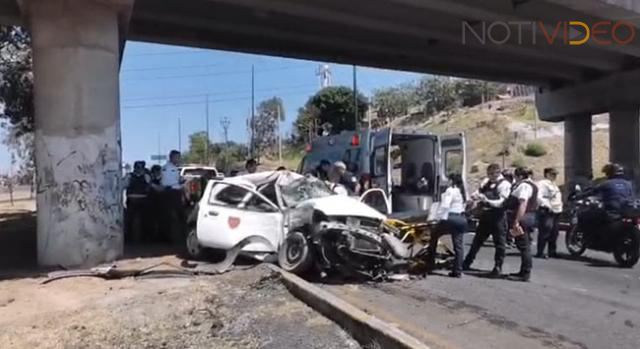 Auto compacto choca contra la base de un puente en el libramiento 
