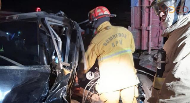 Chocan su camioneta contra un tortón y mueren dos