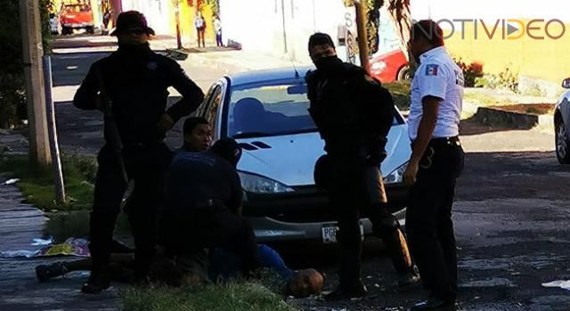 Se arma riña campal entre policías y gente de un torito