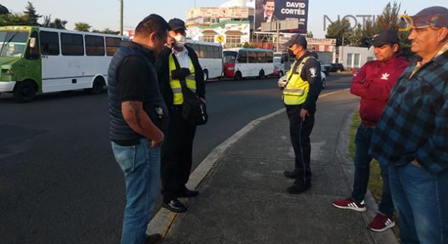 Chóferes y concesionarios retienen camiones sin permiso de transporte de personal