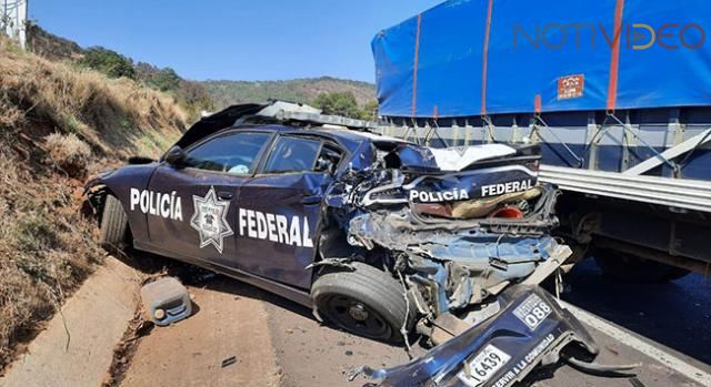 Camión de carga embiste a una patrulla, una camioneta y un autobús 
