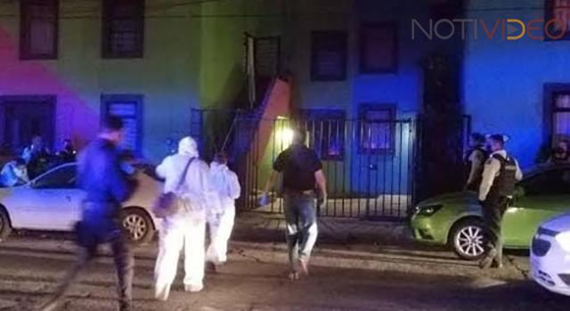Localizan a una mujer muerta dentro de su casa abajo de un colchón