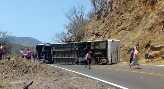 Vuelca autobús de la Ruta Paraíso, hay nueve heridos