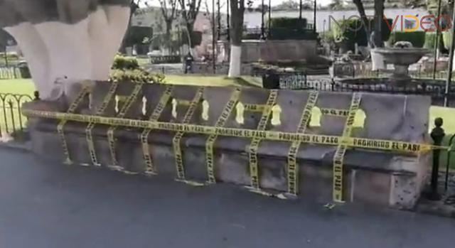 Autoridades municipales clausuran bancas en plazas públicas