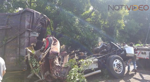 Mueren tres miembros de una familia en accidente carretero