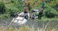 Una pareja cae en su auto al Río Grande, uno de ellos murió