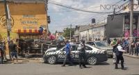 Patrulla de la Policía Municipal choca a una camioneta en el periférico, hay varios heridos